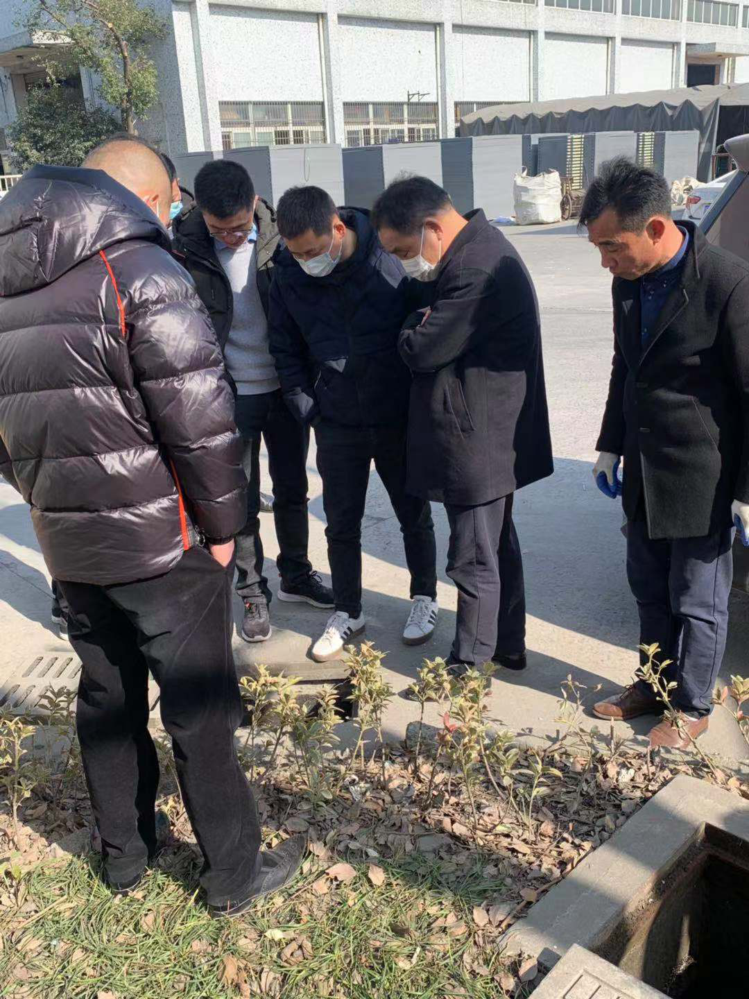 余杭區塘棲鎮環境水務局領導  實地勘察“雨污管網分流”改造工程